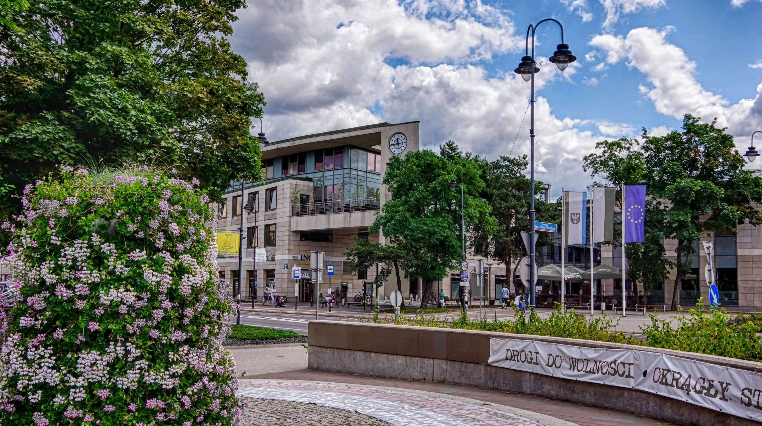Centrum Legionowa — plac z zegarem przy ulicy Piłsudskiego
